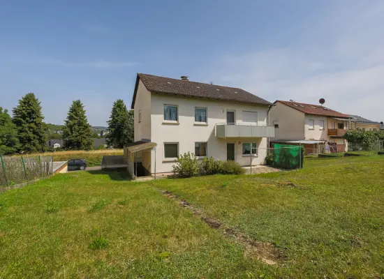 Rückansicht und Garten der Immobilie: Zuhause für Generationen – freistehendes Zweifamilienhaus mit großem Garten und Garage! (Foto)