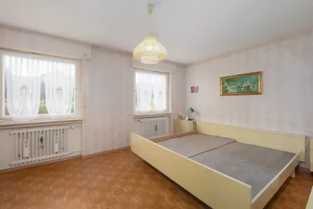 Schlafzimmer OG der Immobilie: Zuhause für Generationen – freistehendes Zweifamilienhaus mit großem Garten und Garage! (Foto)