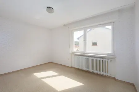 Schlafzimmer OG der Immobilie: Zuhause für Generationen – freistehendes Zweifamilienhaus mit großem Garten und Garage! (Foto)