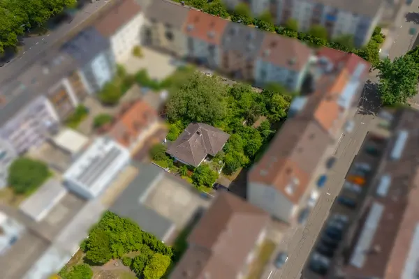 Luftansicht der Immobilie: Seltene Gelegenheit in Bestlage der Oststadt – Baugrundstück mit genehmigtem Neubauprojekt (Foto)