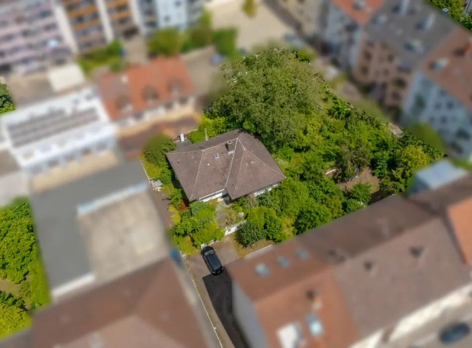 Luftansicht der Immobilie: Seltene Gelegenheit in Bestlage der Oststadt – Baugrundstück mit genehmigtem Neubauprojekt (Titelbild)