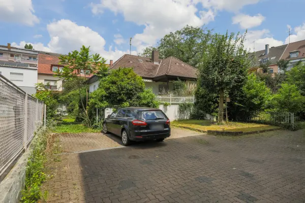 Vorderansicht der Immobilie: Seltene Gelegenheit in Bestlage der Oststadt – Baugrundstück mit genehmigtem Neubauprojekt (Foto)