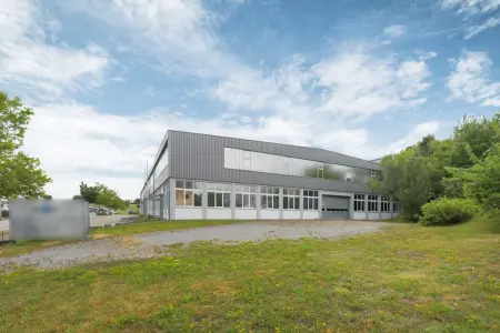 Straßenansicht der Immobilie: Seltenes Angebot, flexible Gestaltungsmöglichkeiten! (Foto)