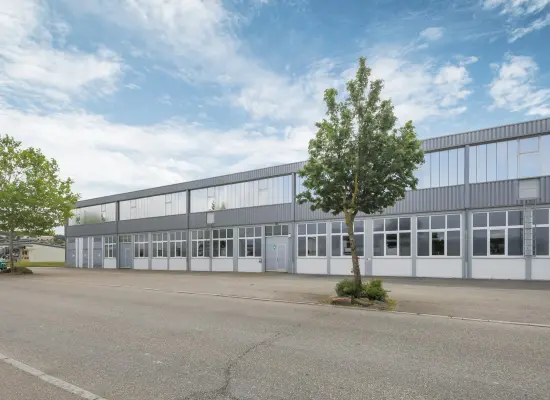 Straßenansicht der Immobilie: Seltenes Angebot, flexible Gestaltungsmöglichkeiten! (Foto)