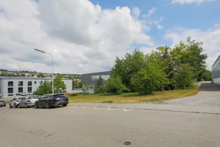 Straßenansicht mit Zufahrt Rückseiteder Immobilien: Seltenes Angebot, flexible Gestaltungsmöglichkeiten! (Foto)