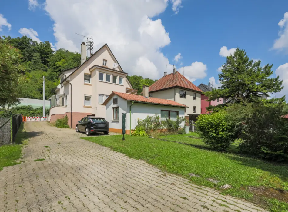 Rückansicht und Hof der Immobilie: Viel Platz! Haus mit Potenzial! (Titelbild)