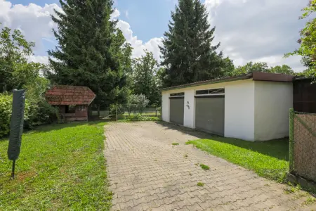 Hof und Garagen der Immobilie: Viel Platz! Haus mit Potenzial! (Foto)