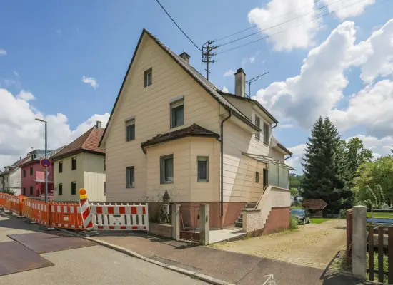 Straßenansicht der Immobilie: Viel Platz! Haus mit Potenzial! (Foto)