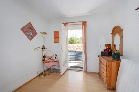 Zimmer EG mit Balkon der Immobilie: Viel Platz! Haus mit Potenzial! (Foto)