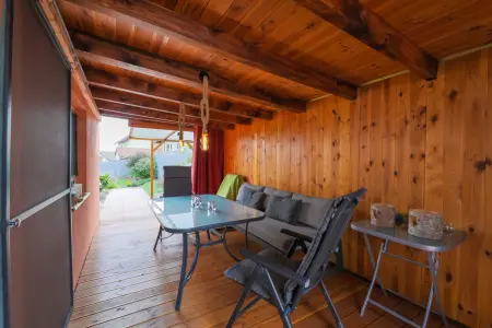 Überdachte Terrasse der Immobilie: Freistehendes Mehrgenerationenhaus mit gepflegtem Garten in ruhiger Lage (Foto)