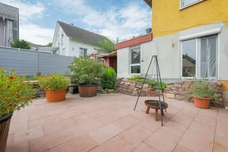 Terrasse der Immobilie: Freistehendes Mehrgenerationenhaus mit gepflegtem Garten in ruhiger Lage (Foto)