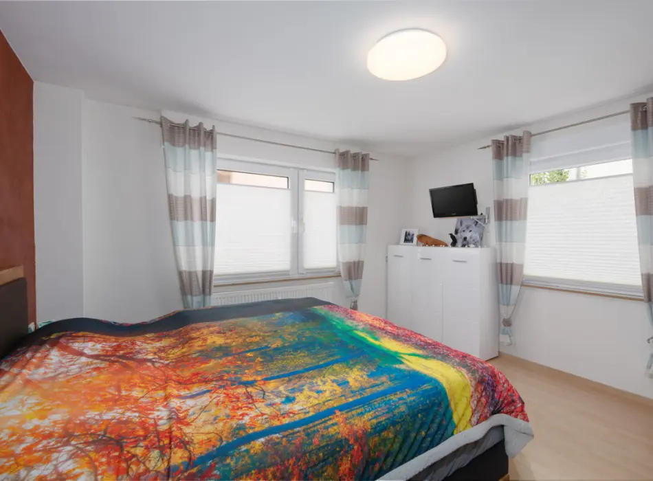 Schlafzimmer EG der Immobilie: Freistehendes Mehrgenerationenhaus mit gepflegtem Garten in ruhiger Lage (Foto)
