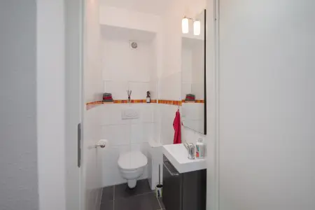 Separates WC EG der Immobilie: Freistehendes Mehrgenerationenhaus mit gepflegtem Garten in ruhiger Lage (Foto)