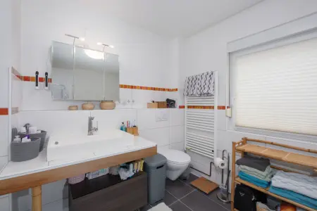 Badezimmer EG der Immobilie: Freistehendes Mehrgenerationenhaus mit gepflegtem Garten in ruhiger Lage (Foto)