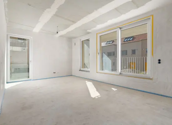 Wohn-Esszimmer mit Zugang zum Balkonder Immobilien: Schlüsselfertiges Dreifamilienhaus mit Zukunft – klare Architektur, flexibel nutzbar (Foto)