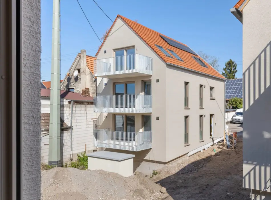 Haus Ader Immobilien: Schlüsselfertiges Dreifamilienhaus mit Zukunft – klare Architektur, flexibel nutzbar (Titelbild)