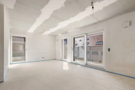Wohn-und Esszimmer mit Zugang zum Balkon Einheit Nr. 2 der Immobilien: Schlüsselfertiges Dreifamilienhaus mit Zukunft – klare Architektur, flexibel nutzbar (Foto)