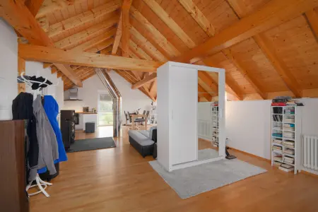 Blick vom Schlafbereich zum Wohnbereich der Immobilie: Moderne Loftwohnung - Naturnah und hyggelig! (Foto)