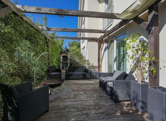 Terrasse mit Feuerstelle und Schwenkgrill der Immobilie: Frei stehendes KfW-40 Haus mit Pool und Garten in Neureut-Kirchfeld (Foto)