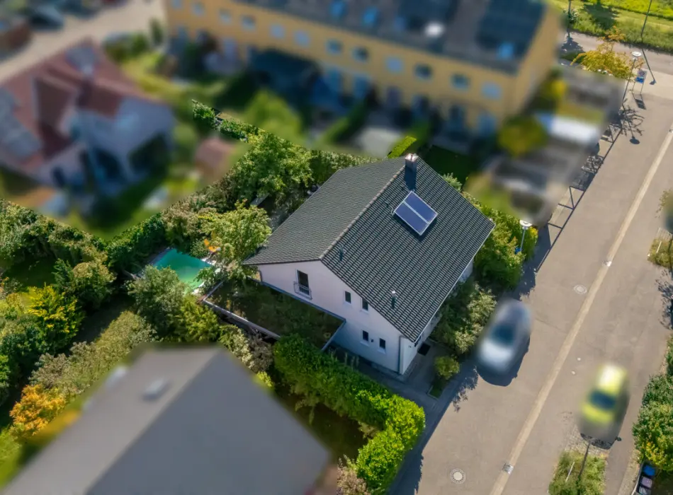 Luftansicht der Immobilie: Frei stehendes KfW-40 Haus mit Pool und Garten in Neureut-Kirchfeld (Titelbild)