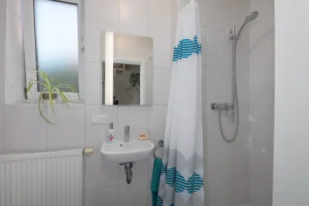 Duschbad EG der Immobilie: Frei stehendes KfW-40 Haus mit Pool und Garten in Neureut-Kirchfeld (Foto)