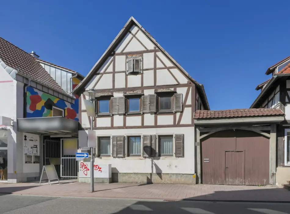 Straßenansicht der Immobilie: Leben, wo Geschichte wohnt – großes Fachwerkhaus mit viel Platz für Ideen (Titelbild)