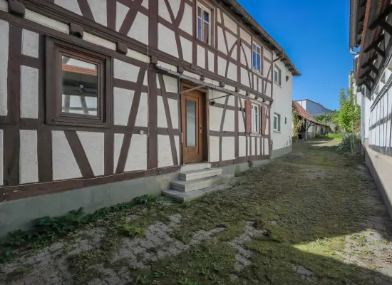 Innenhof der Immobilie: Leben, wo Geschichte wohnt – großes Fachwerkhaus mit viel Platz für Ideen (Foto)