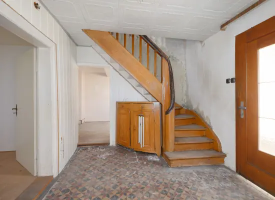 Treppenaufgang EG - OG der Immobilie: Leben, wo Geschichte wohnt – großes Fachwerkhaus mit viel Platz für Ideen (Foto)