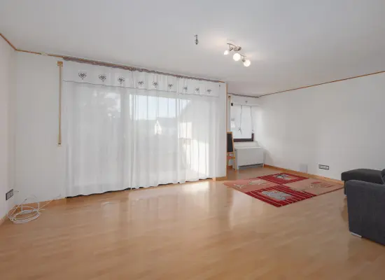 Wohnzimmer der Immobilie: Ihr neues Zuhause in Maulbronn-Zaisersweiher - Charmante 3,5 Zi Hochparterre Wohnung mit Süd-Balkon! (Titelbild)