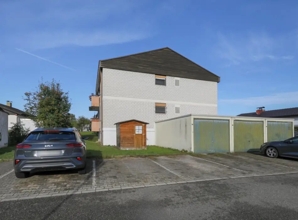 Straßenansicht und Stellplatz der Immobilie: Ihr neues Zuhause in Maulbronn-Zaisersweiher - Charmante 3,5 Zi Hochparterre Wohnung mit Süd-Balkon! (Foto)