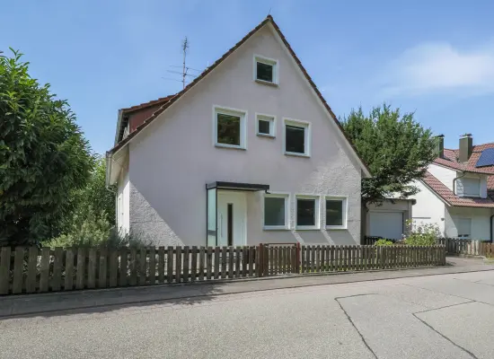 Straßenansicht der Immobilie: Oma's Häuschen sucht junge Familie! (Foto)