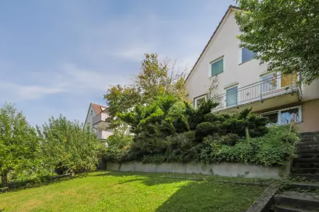 Rückansicht u. Garten der Immobilie: Oma's Häuschen sucht junge Familie! (Foto)