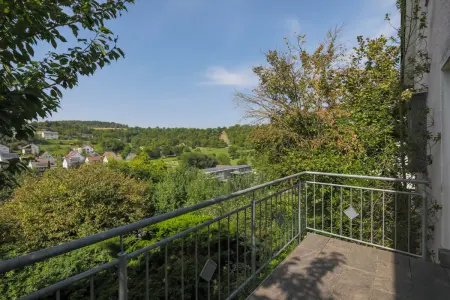 Balkon mit toller Aussicht der Immobilie: Oma's Häuschen sucht junge Familie! (Foto)