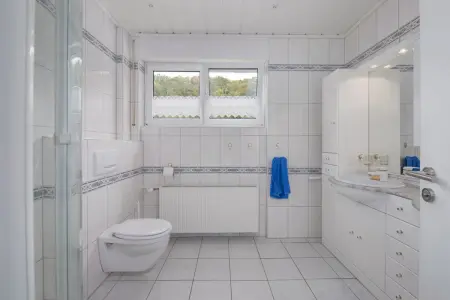 Badezimmer OG der Immobilie: Einzigartig Wohnen! (Foto)