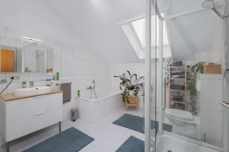 Bad DG der Immobilie: Moderne Doppelhaushälfte (Foto)