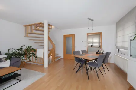Wohn- und Essbereich EG der Immobilie: Moderne Doppelhaushälfte (Foto)
