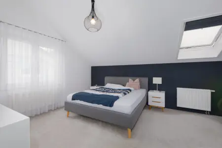 Schlafzimmer DG der Immobilie: Moderne Doppelhaushälfte (Foto)