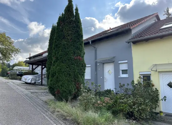 Straßenansicht der Immobilie: Moderne Doppelhaushälfte (Foto)