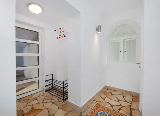 Eingang und Garderobe Zwischengeschoss der Immobilie: Modernes Einfamilienhaus in ruhiger, naturnaher Lage mit Panoramablick! (Foto)