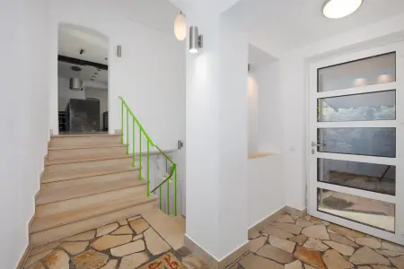 Eingang und Treppenhaus Zwischengeschoss der Immobilie: Modernes Einfamilienhaus in ruhiger, naturnaher Lage mit Panoramablick! (Foto)