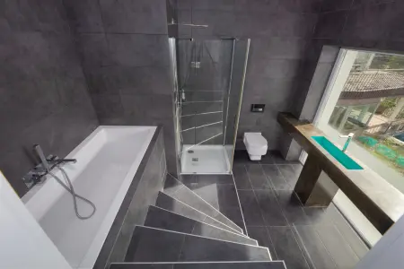 Badezimmer en Suite Zwischengeschoss der Immobilie: Modernes Einfamilienhaus in ruhiger, naturnaher Lage mit Panoramablick! (Foto)