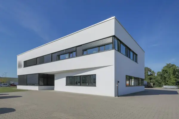 Frontansicht Gebäude der Immobilie: Modern, barrierefrei und flexibel nutzbar! (Titelbild)