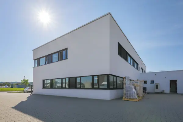 Rückansicht Gebäude der Immobilie: Modern, barrierefrei und flexibel nutzbar! (Foto)