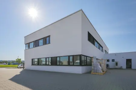 Rückansicht Gebäude der Immobilie: Modern, barrierefrei und flexibel nutzbar! (Foto)