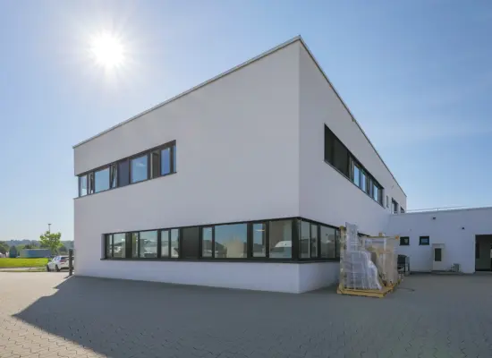 Rückansicht Gebäude der Immobilie: Modern, barrierefrei und flexibel nutzbar! (Foto)