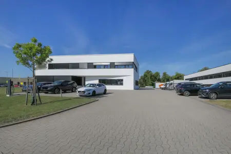 Straßenansicht der Immobilie: Modern, barrierefrei und flexibel nutzbar! (Foto)