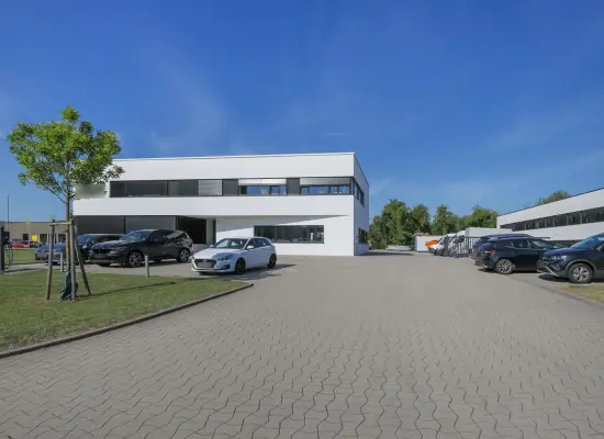 Straßenansicht der Immobilie: Modern, barrierefrei und flexibel nutzbar! (Foto)