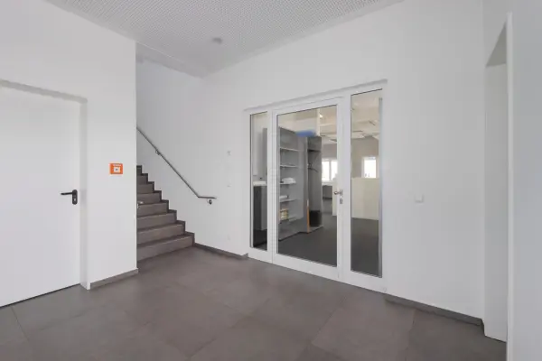 Eingangsbereich der Immobilie: Modern, barrierefrei und flexibel nutzbar! (Foto)