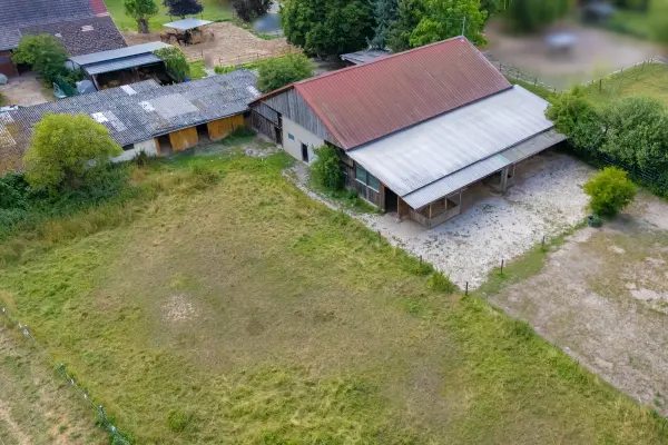 Offenstall mit Paddock und Weide