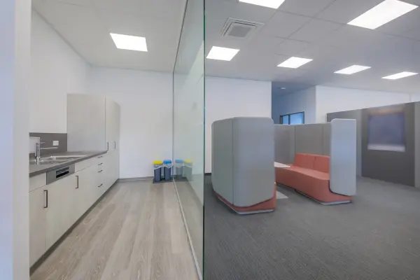 Küche und Meetingecke der Immobilie: Lukrative Gewerbeimmobilie mit hoher Rendite und bester Lage! (Foto)